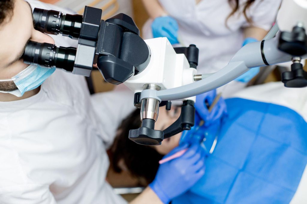 W dzisiejszych czasach stomatologia nieustannie się rozwija, wprowadzając coraz to nowsze technologie i narzędzia, które mają na celu poprawę jakości leczenia zębów