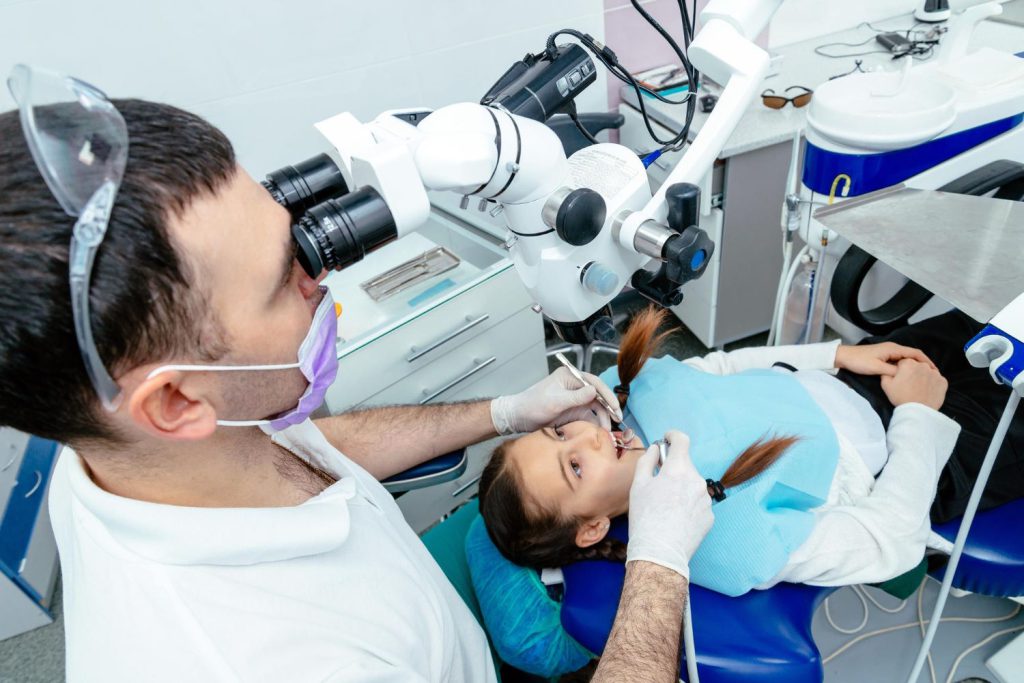 W dzisiejszych czasach stomatologia nieustannie się rozwija, wprowadzając coraz to nowsze technologie i narzędzia, które mają na celu poprawę jakości leczenia zębów